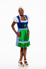 Schwarze Frau in Dirndl