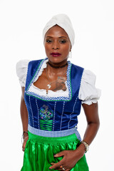 Schwarze Frau in Dirndl