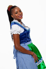 Schwarze Frau in Dirndl