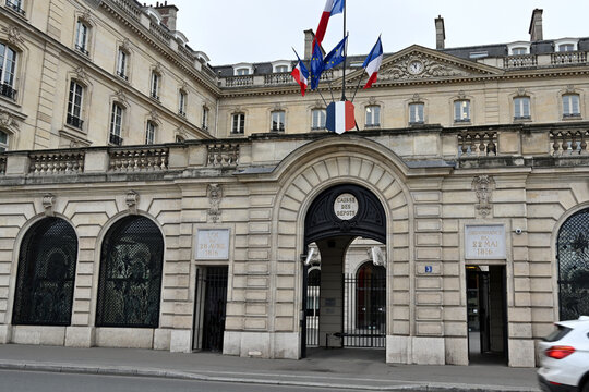 Paris, France-02 17 2023 : fund deposits and Consignment