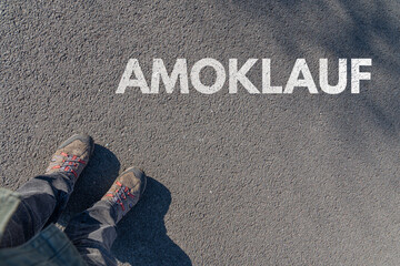 Amoklauf als Schlagwort auf Asphalt
