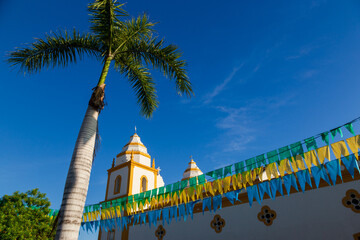 decoração junina - bandeirinhas coloridas enfeitam igreja de são joão 