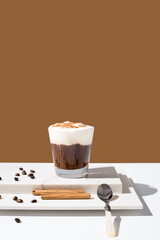 Café irlandés con crema batida y canela en un fondo marrón