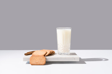 Vaso de leche con galletas de canela