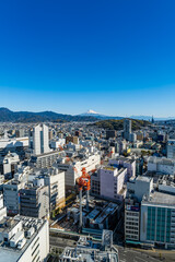 Naklejka premium 静岡市の街並みと富士山を眺める眺望 