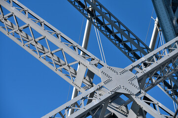 Structure a steel bridge