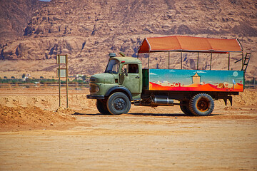 Obraz premium An old pick up truck, out of order in the desert