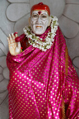 Obraz premium Shirdi Sai Baba murthi (statue) in a Delhi temple. Delhi. India.