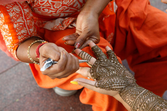 Henna tatooing in Delhi. India.