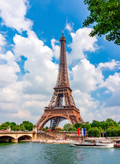 Obraz na płótnie Canvas Scenic view of Eiffel Tower and Pont d'Iéna bridge in Paris, France