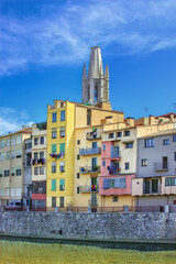 Fototapeta na wymiar Houses on the banks of the river Onyar in Girona, Spain