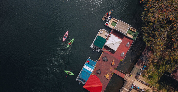 toma de drone cayak sobre el rio en verano