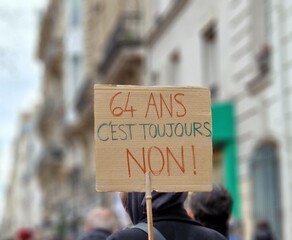Pancarte contre la réforme des retraites à 64 ans