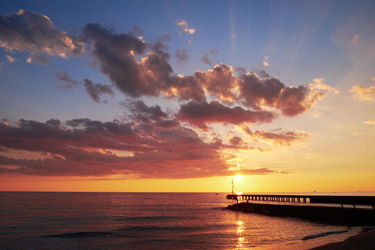 tramonto sul mare con pontile