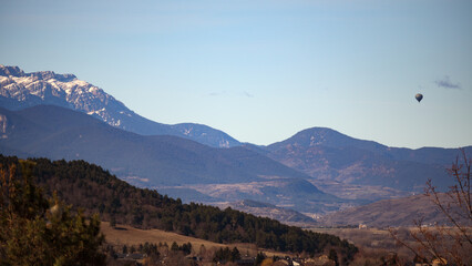 Montgolfière en Cerdagne, a hot air balloon in the snowy mountains