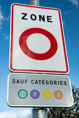 Panneau ZFE à l'entrée d'une métrople