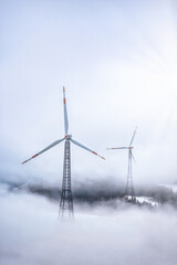 Windkraftanlagen in den Wolken - Gittermasttürme