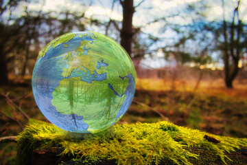 Lensball - Natur - Kristallkugel - Transparenz - Zerbrechlich - Ecology - Crystal Glass Sphere - Bioeconomy - Creative - Reflection - High quality photo with Copy Space   © Enrico Obergefäll