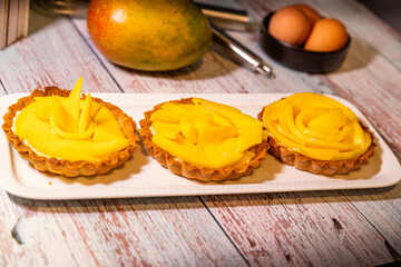 Tarte à la mangue à base de pâte sucrée, mangue fraiche et crème pâtissière