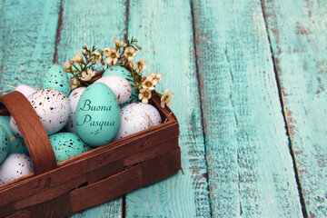 Biglietto di auguri di buona Pasqua: cesto di Pasqua con uova di Pasqua turchesi e azzurre e un...