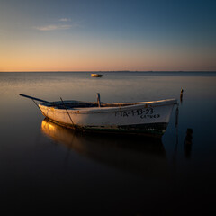 Barca de pesca al amanecer