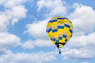 Naklejka premium Colorful hot air balloon flying over blue sky with white clouds 