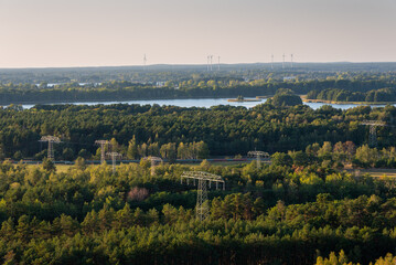 Widok zwieży widokowej AussichtsTurm Teichland na wiatraki - obrazy, fototapety, plakaty