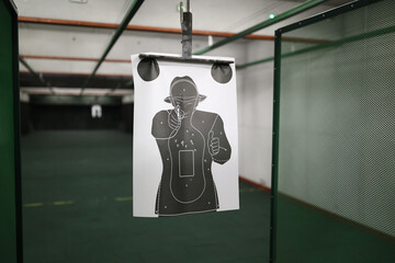 Strzelnica sportowa z tarczami przygotowana do strzelania z broni palnej - trening strzelecki - obrazy, fototapety, plakaty