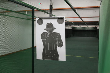 Strzelnica sportowa z tarczami przygotowana do strzelania z broni palnej - trening strzelecki - obrazy, fototapety, plakaty