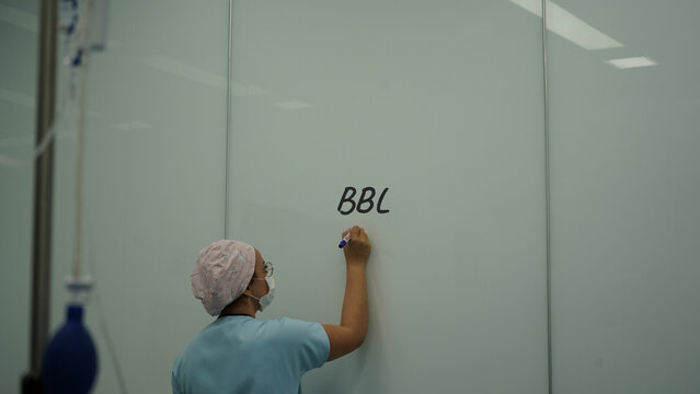 The nurse in the operating room. The nurse is preparing for BBL surgery