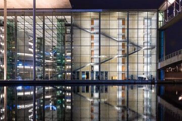 Obraz premium Modern buildings in Berlin with a glass facade are reflected in the Spree