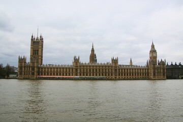 Fototapeta na wymiar A view of the Houses of Parliment across the river thames