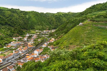 Fototapeta na wymiar Faial da Terra ist ein verschlafenes Dorf auf der Insel Sao Miguel auf den Azoren. 