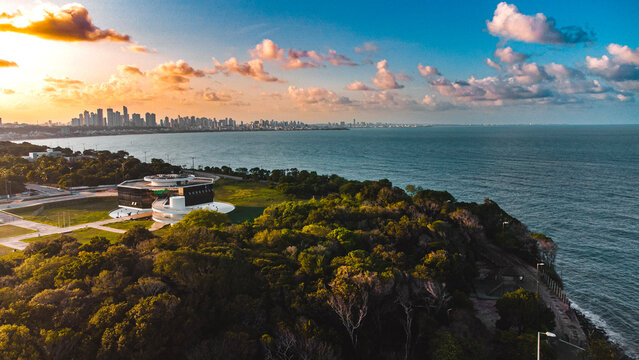 Farol Esta&ccedil;&atilde;o Cabo Branco Parque Fal&eacute;sia Praia Jo&atilde;o Pessoa Para&iacute;ba Nordeste Litoral Portal Sol Ponta do Seixas Ponto Oriental Am&eacute;rica Paisagem Drone A&eacute;reo Tur&iacute;stico Turismo Viagem Viajar 