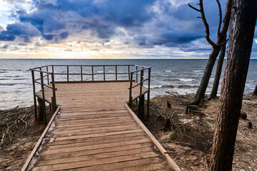 Obraz premium The Dutchman's Cap Nature Trail in Lithuania. A place with a steep cliff on the Baltic Sea coast