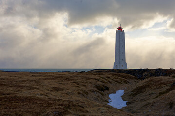Fototapeta premium Phare blanc et rouge islandais de la région de Hellisandur au coucher du soleil 