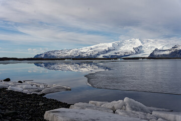 lac gelé d'Islande au bord du plus grand glacier d’Europe avec des reflet et des iceberg