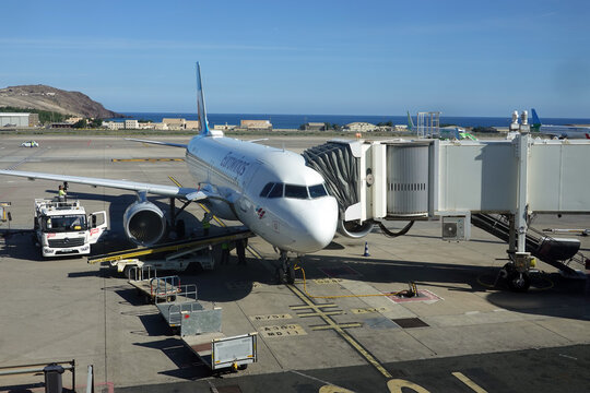 Passagiermaschine der Eurowings am Flughafen Las Palmas