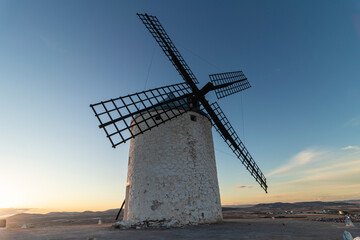 Obraz premium Majestic Windmills of Consuegra: A Testament to Man's Ingenious Use of Renewable Energy Sources