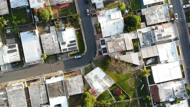 Casas y calles de urbanizaci&oacute;n desde el aire