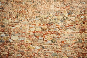 Un muro molto antico di pietra e mattoni, Italia