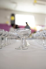 Rangée de verres à pieds vides sur une table en attente de service