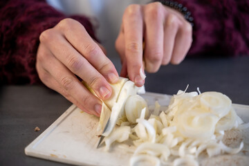 découpe d'une endive sur une planche à découper