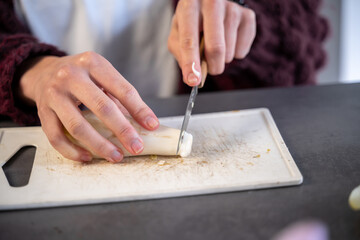 D&eacute;coupe d'eun endive en cuisine en pr&eacute;paration d'un plat