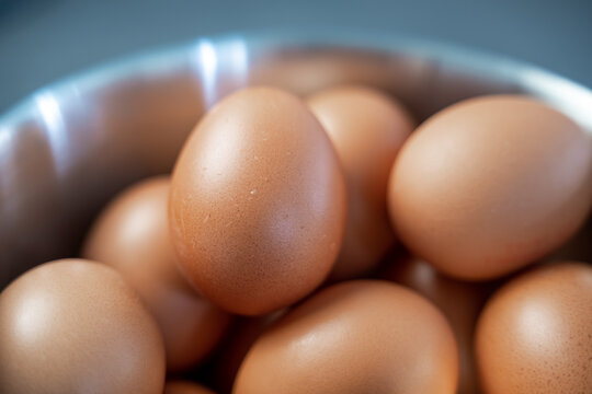 oeufs dans un saladier en inox