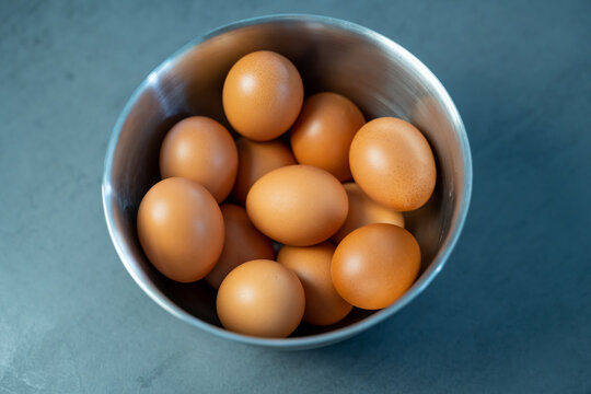 oeufs frais dans un bol en inox