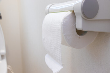 壁のホルダに取り付けられたトイレットペーパー