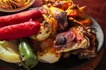Pollo asado con salchichas y chile toreado