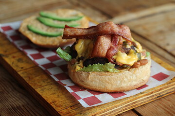Hamburguesa con queso y tocino close-up