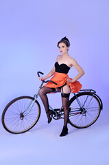 bela jovem sexy estilo retrô pin up de bicicleta 